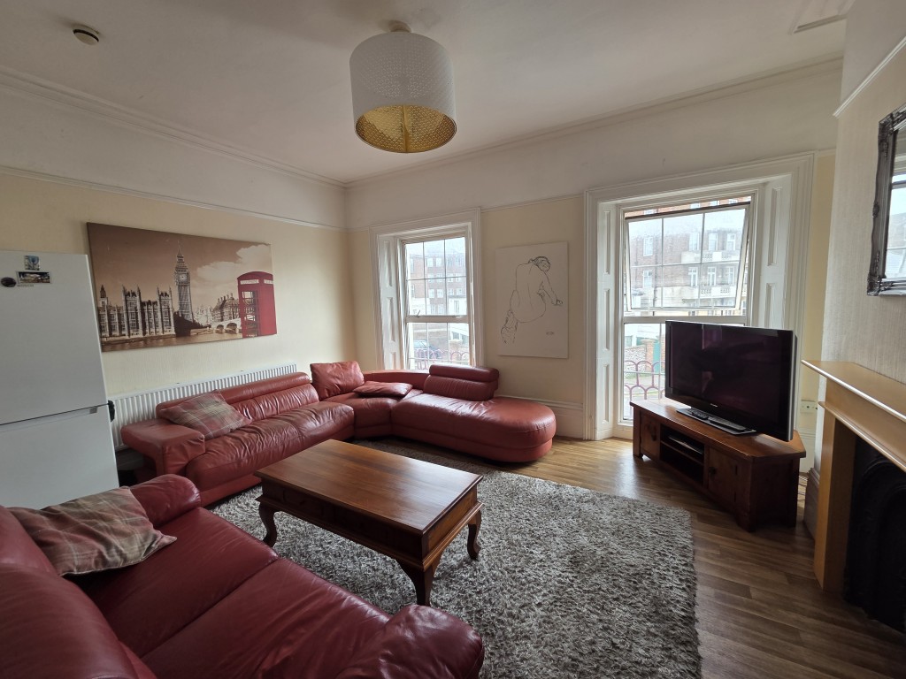 Lot: 166 - LAWFUL ESTABLISHED 8-BEDROOM HMO PRODUCING JUST UNDER £70,000 PER ANNUM - First floor communal living room